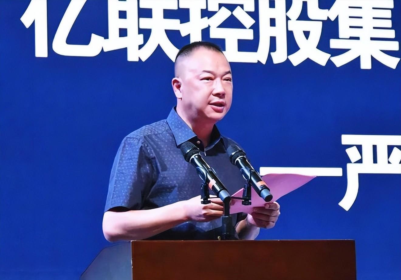 泰顺巨富严立淼葬礼:民众手持白菊送别