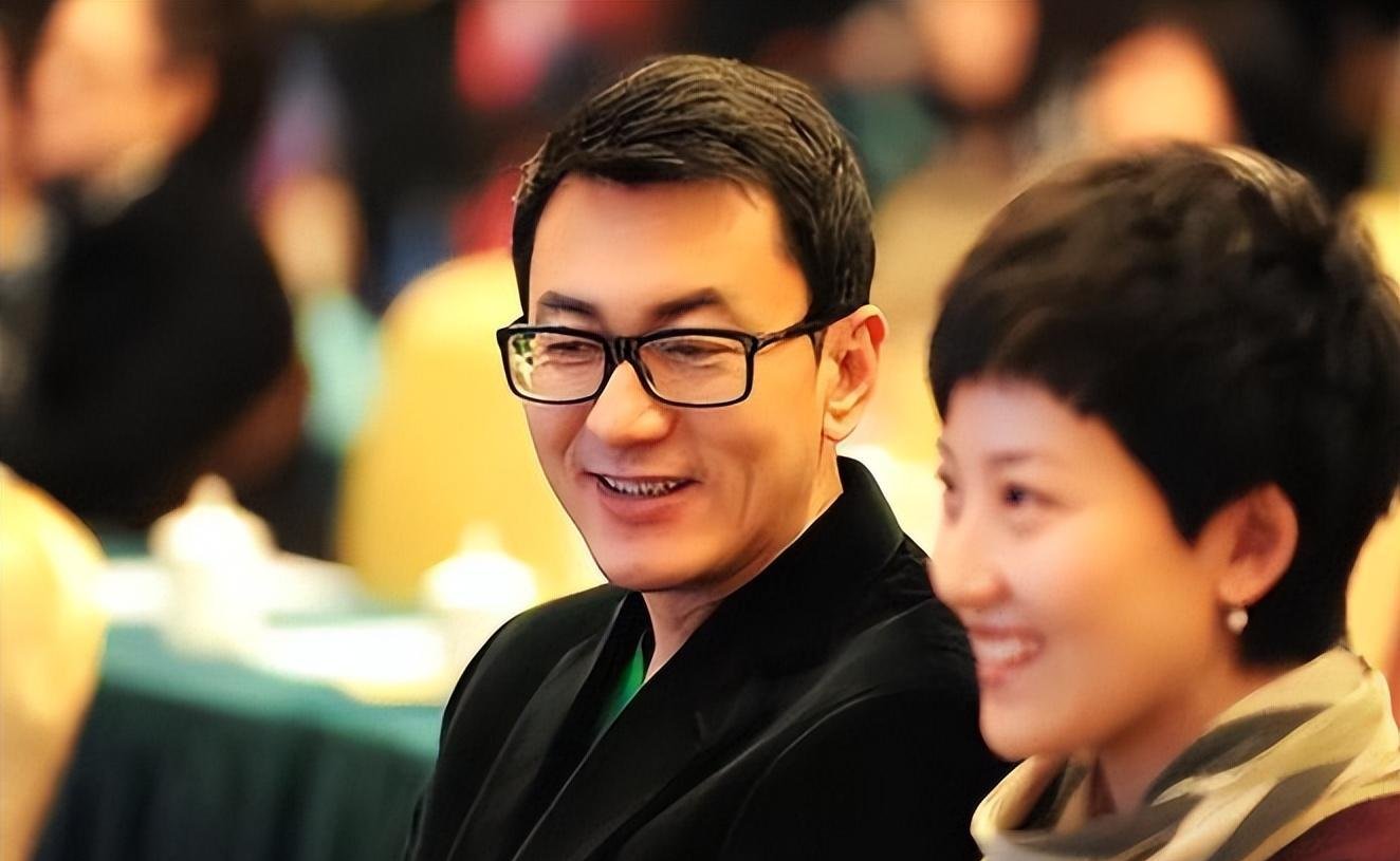 回顾央视郑天亮:26岁嫁大6岁鲁健,婚后分居15年,现婚姻状况如何