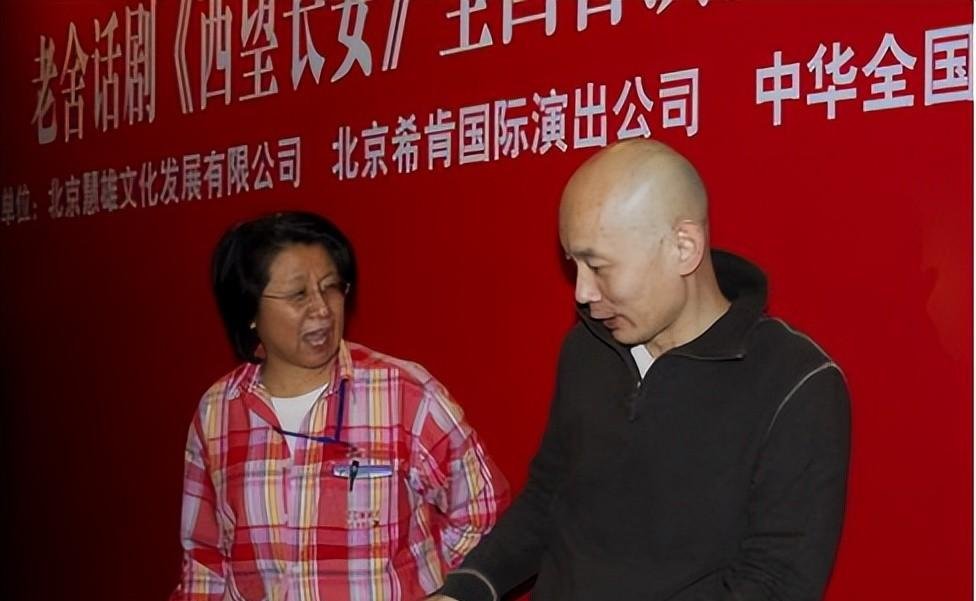 丈夫小她7岁的央视女导演娄乃鸣,患病乳房遭切除,现在过的怎样