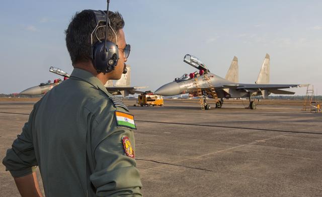 解气!印度在拉达克小动作不断,中国军机低空秀机动释放警告信号