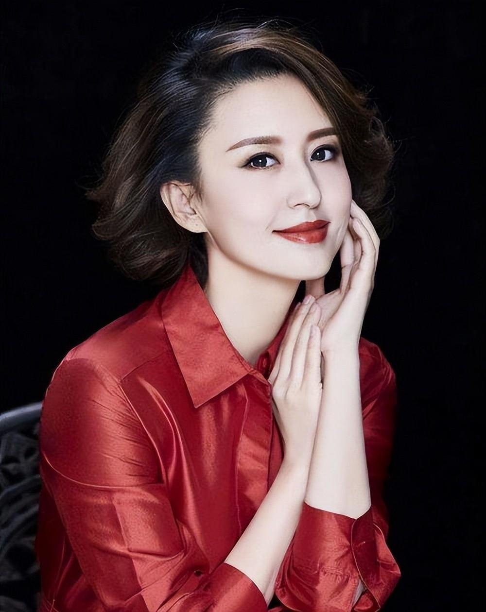 央视年轻美女主持张蕾,咋就看上了五十多岁的他?