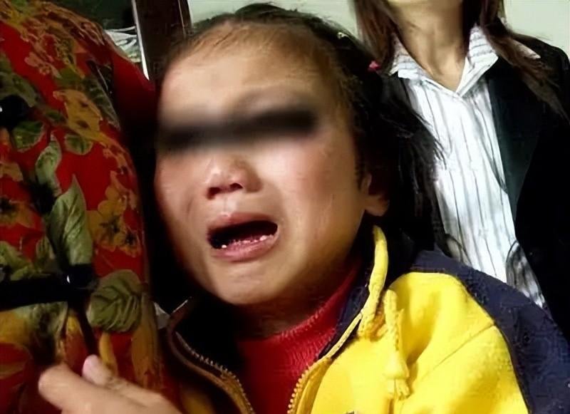 天津女童赤裸上身被母亲拖拽,疑被母亲虐待,网友:是不是亲妈