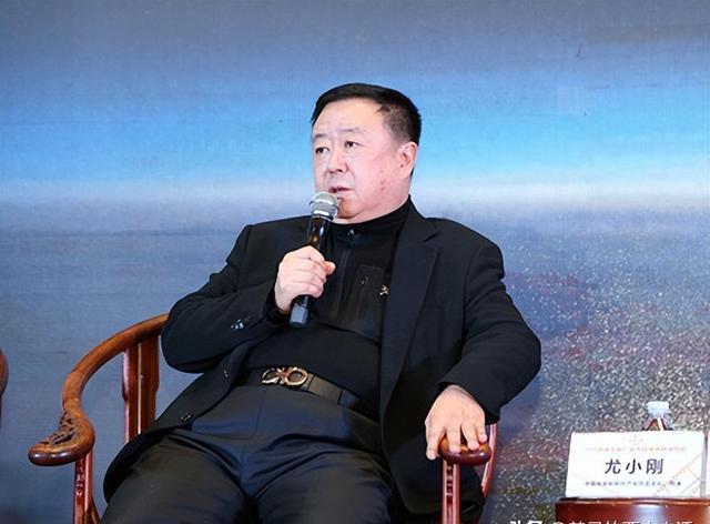 尤小刚:三婚娶小30岁的周庭伊,生了俩儿子,71岁的他不敢休息