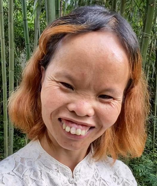 江西女子靠"丑"圈粉百万,自信程度不输凤姐,还嫁给大高个丈夫