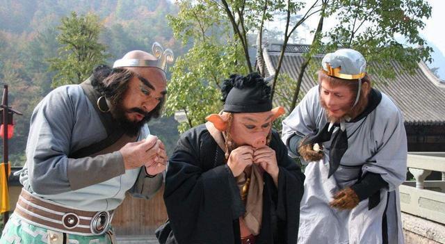 西游记:身为三清之首的元始天尊,为何要手捧礼物拜献如来佛祖?