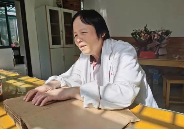 双目失明朱丽华:学推拿开诊所帮盲人就业,捐454万资助587名学生