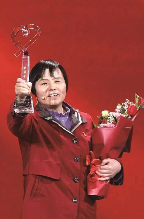 双目失明朱丽华:学推拿开诊所帮盲人就业,捐454万资助587名学生