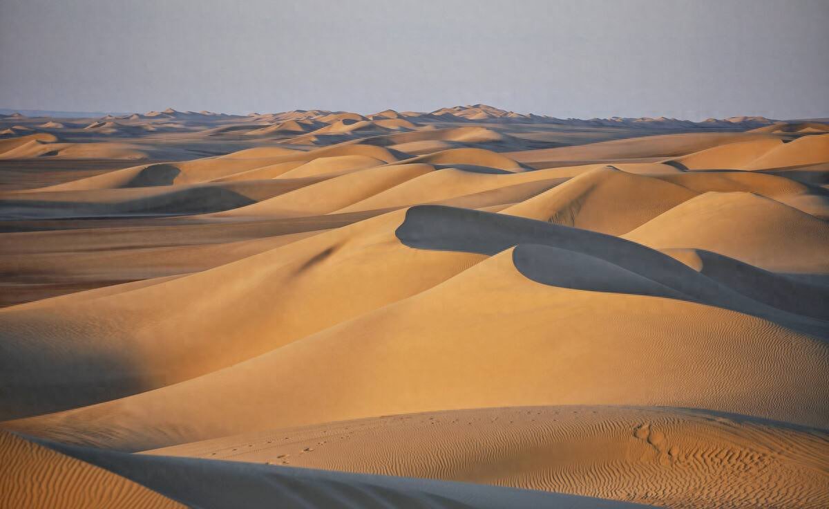我国最大沙漠,面积超3个韩国!若把沙子全部挖光,地下有什么