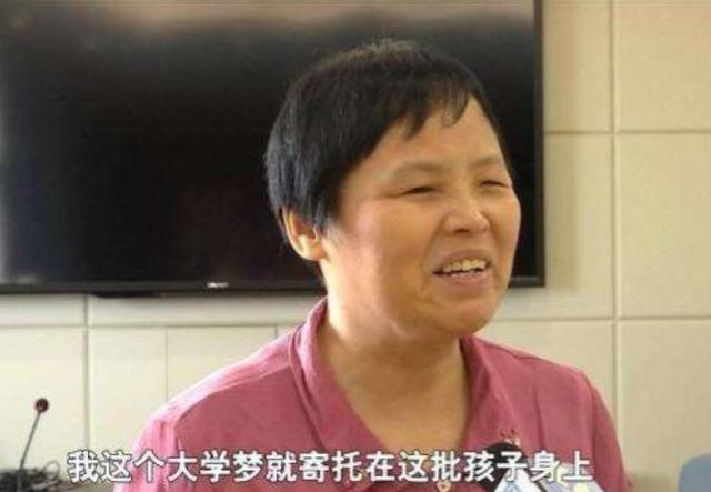 双目失明朱丽华:学推拿开诊所帮盲人就业,捐454万资助587名学生