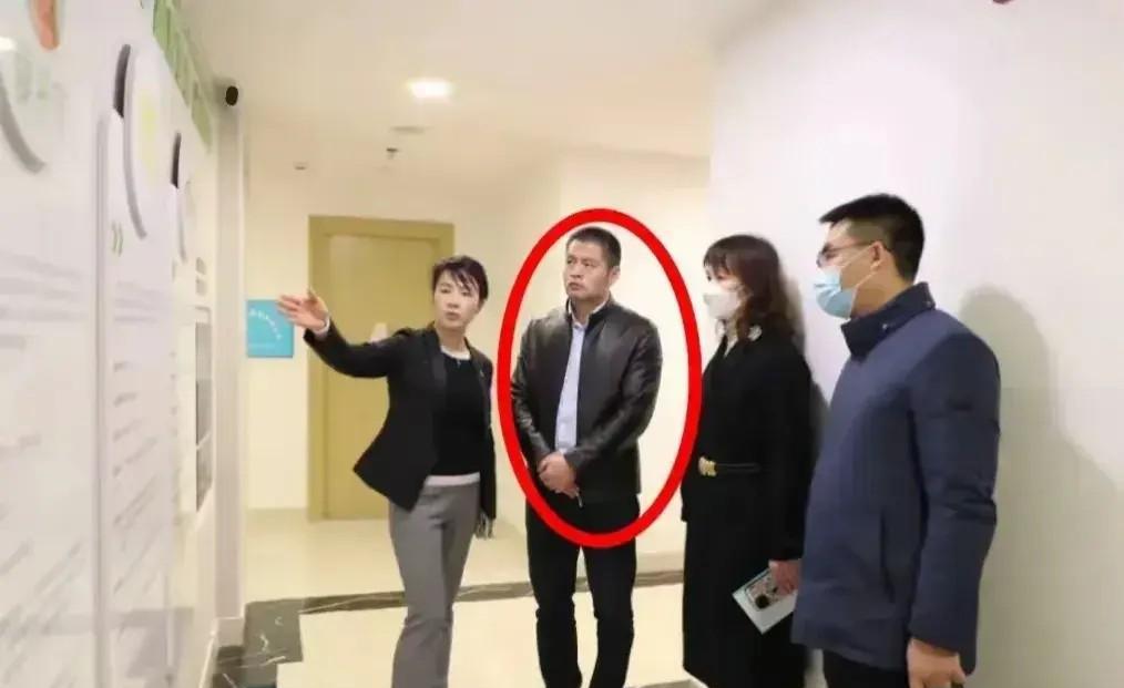 区长曾鹏鑫夜拥人妻,吴先生怒揭丑闻,江湖正义何时现?