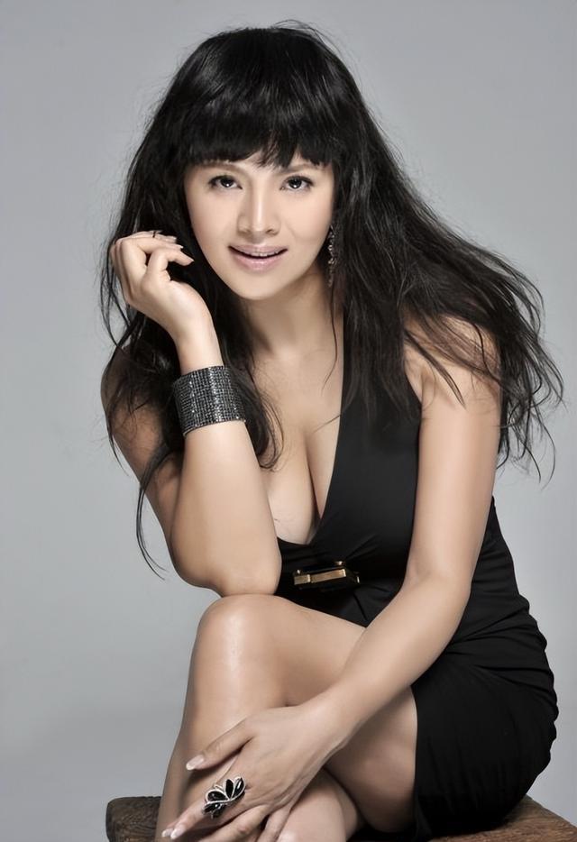 性感女星石兰:相识9天就闪婚,离婚后嫁外籍丈夫