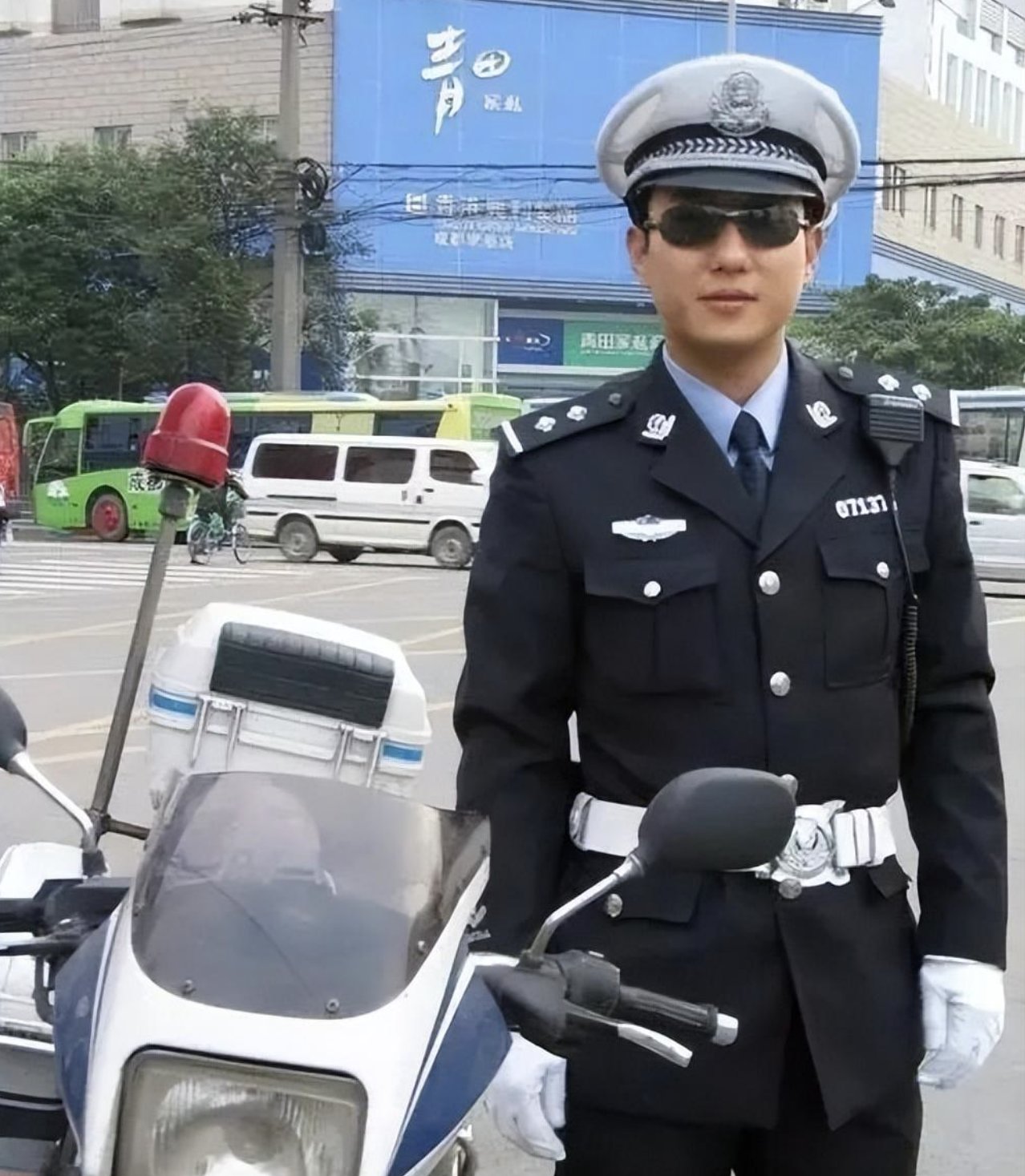 "网红交警"谭乔,走红后离职,妻子离婚,抑郁多年几次就想自杀