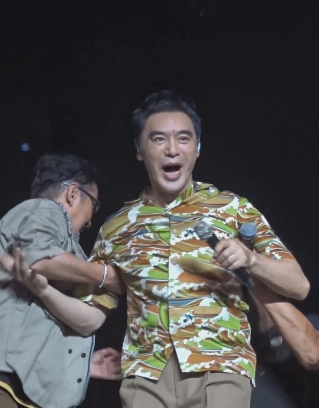 71岁钟镇涛演唱会上演惊险一幕!连摔两跤,陈友救援反跌倒!