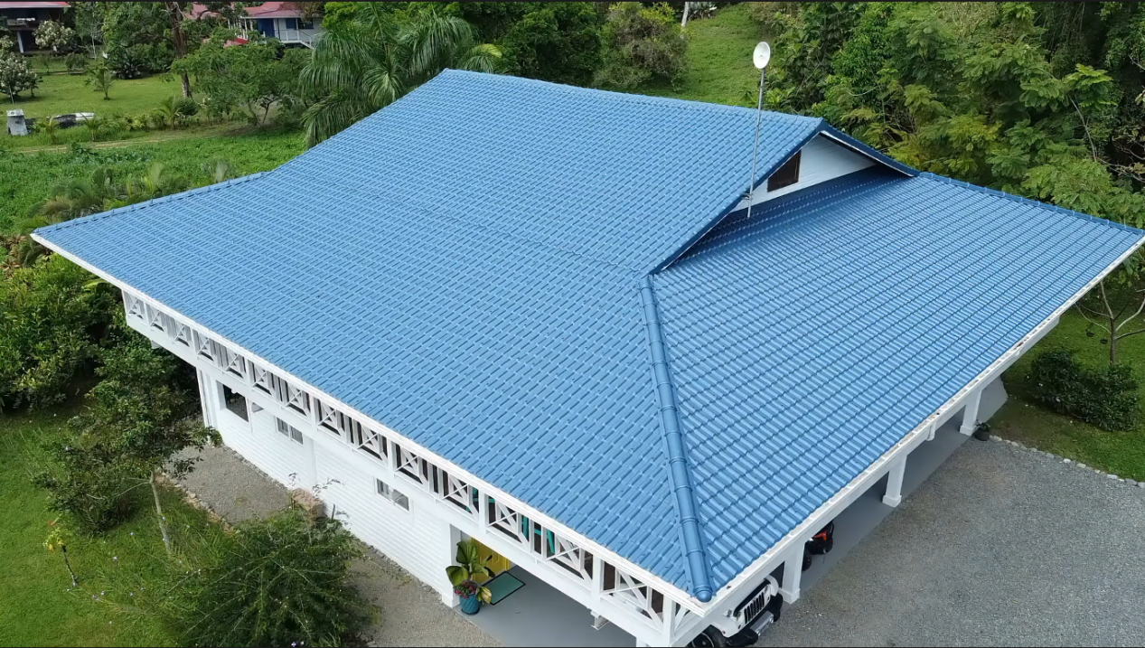 合成树脂瓦 vs. 彩钢瓦:屋顶材料怎么选更合适?