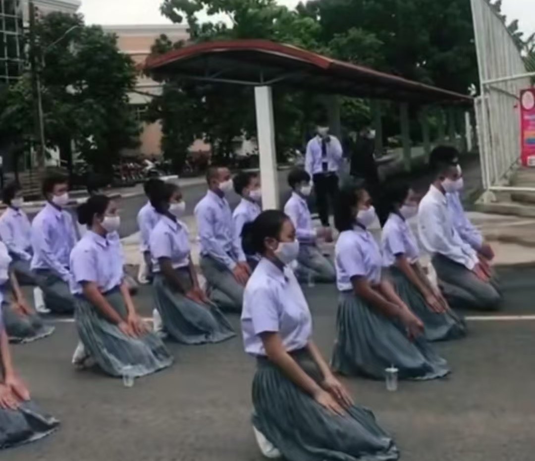 "站起来,不许跪"!女子冰球队集体向泰国国王下跪,引网友热议