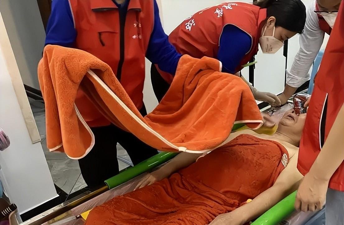 陕西女子专门为老人洗澡,洗一次500,她洗的不是肉体,而是尊严
