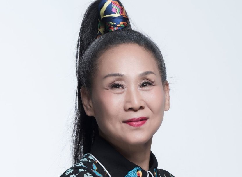 苇青60岁才被儿子带入演艺圈,73岁成百亿老太,如今比儿子还红