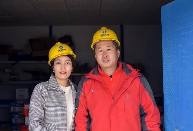 工地"夫妻"真实生活:平时"搭伙"恩爱有加,到了年底各回各家