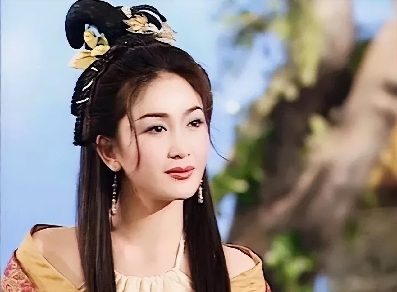 温碧霞早年因《封神榜》走红,年近60岁现身时装周状态下滑