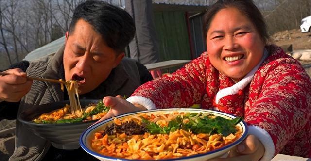 安徽农村网红胖妹爱吃肉,每顿饭重油重盐,32岁看起来像42岁