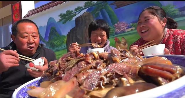 安徽农村网红胖妹爱吃肉,每顿饭重油重盐,32岁看起来像42岁