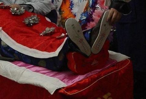 为何人死之后一定要穿着寿衣,寿衣有何讲究?真不是为了防尸变