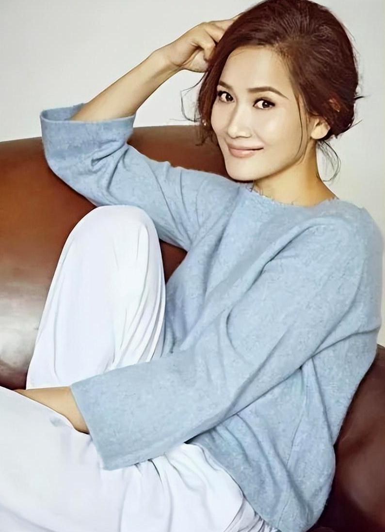 潘雨辰46岁如少女,与女儿幸福相伴,绝口不提往事