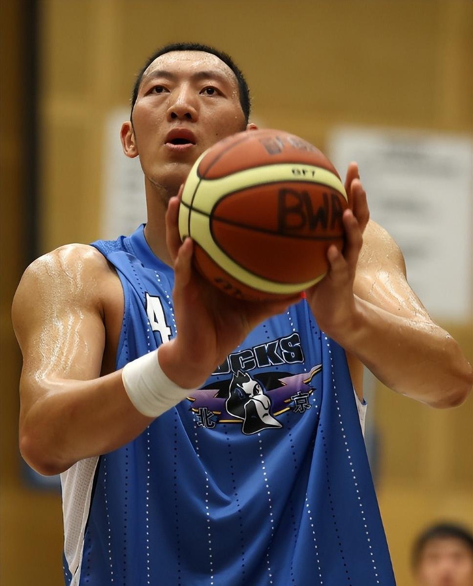 孙明明:cba第一身高却没成就,退役后娶1米87妻子,现状如何?