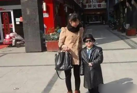 中国第一矮星陈三木:身高1米28却娶过四个老婆,一个比一个漂亮