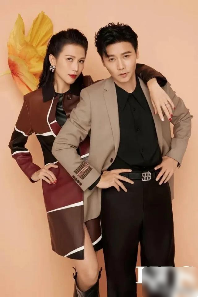 51岁蔡少芬与老公素颜合照像普通人显老,张晋植发不自然