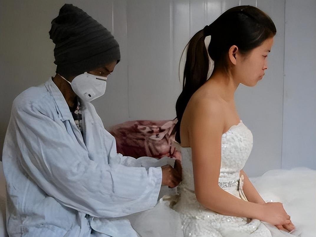 24岁女孩身着婚纱,在火车站求婚:为拯救弟弟,我愿出嫁