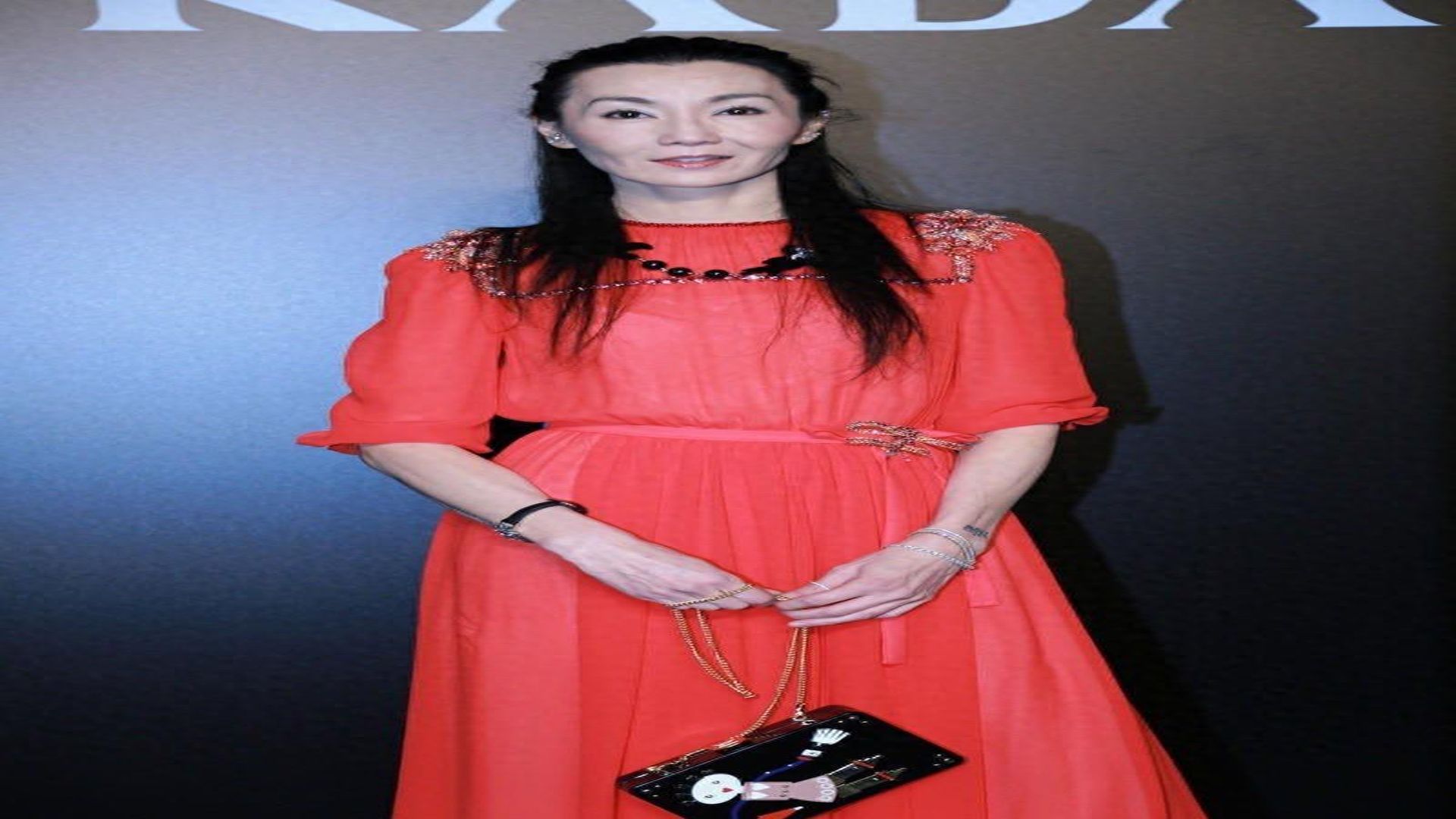 张曼玉竟然60岁了!穿红色连衣裙 半扎发型太惊艳,骨相脸真抗衰