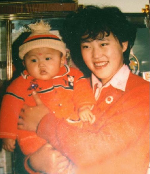 张佳宁童年遭父弃,与母相依为命,舅舅张晓龙如父支持其演艺事业