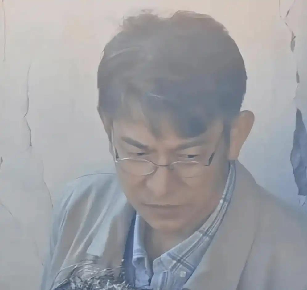 刘德华白发复出,巡演背负债务,岁月无情似水行