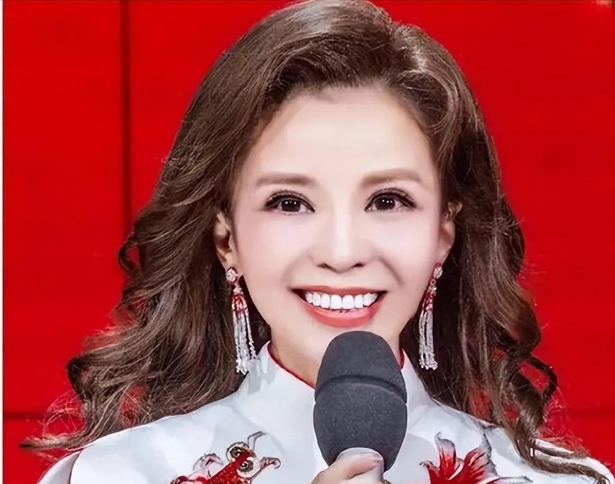 朱迅近况曝光:战胜癌症后面容肿胀嘴角歪,徒步爬完四姑娘雪山