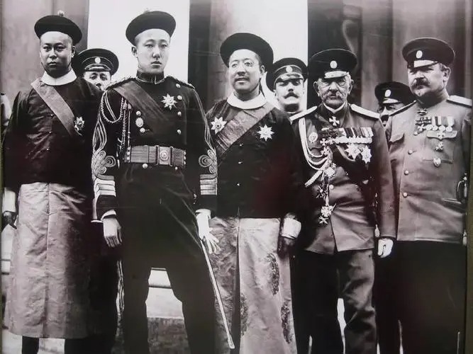 清朝王爷载涛:一生有过四个女人,为了发妻开心纳两位丫鬟为妾