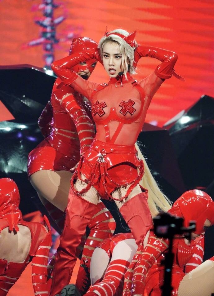 健美比基尼冠军,穿蔡依林同款红色透视装,撸过铁的身材就是不同