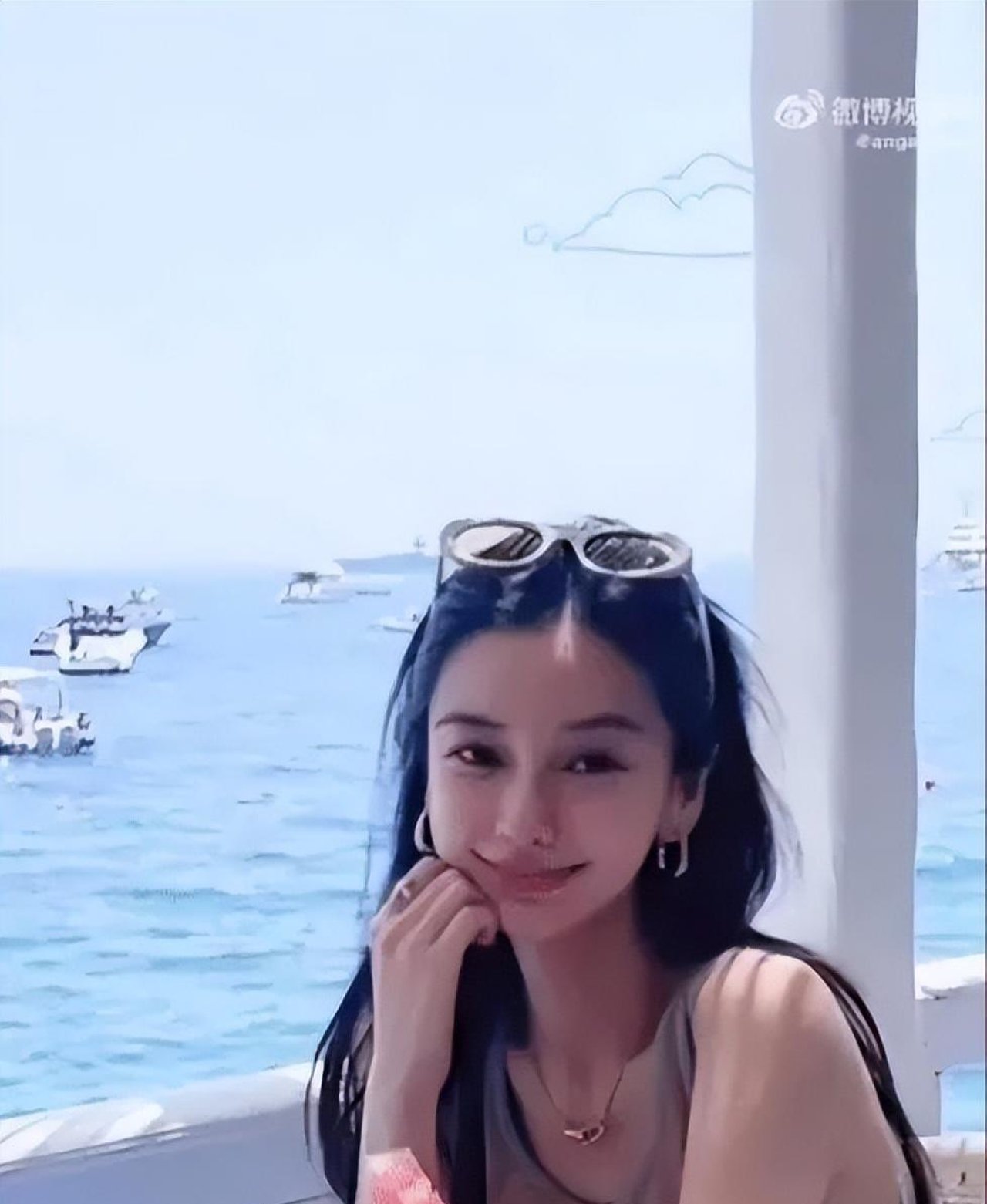 杨颖官宣新消息和贾世凯意大利度假穿比基尼跳海火辣性感