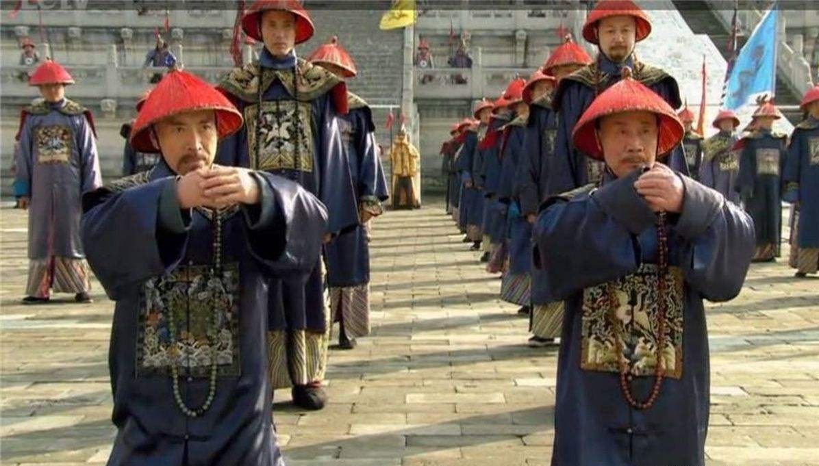 清朝官员在行跪拜礼时,为何会要先拍两下袖子?有三点原因