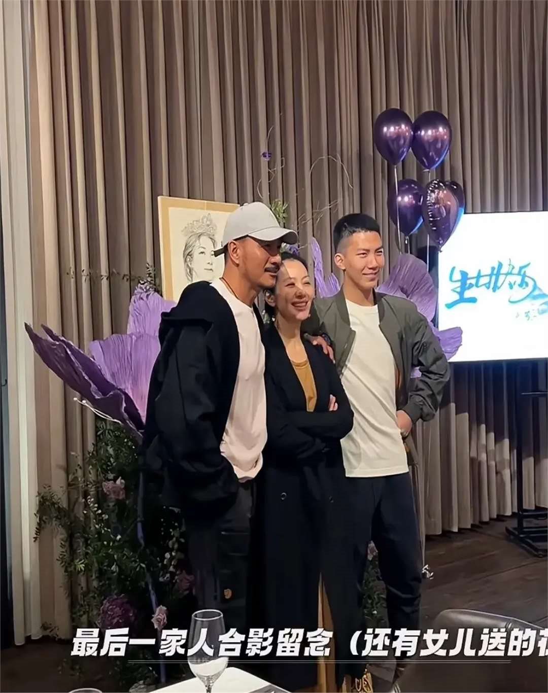 胡军为爱人庆生52岁妻子貌美如花康康为妈妈戴项链女儿送花