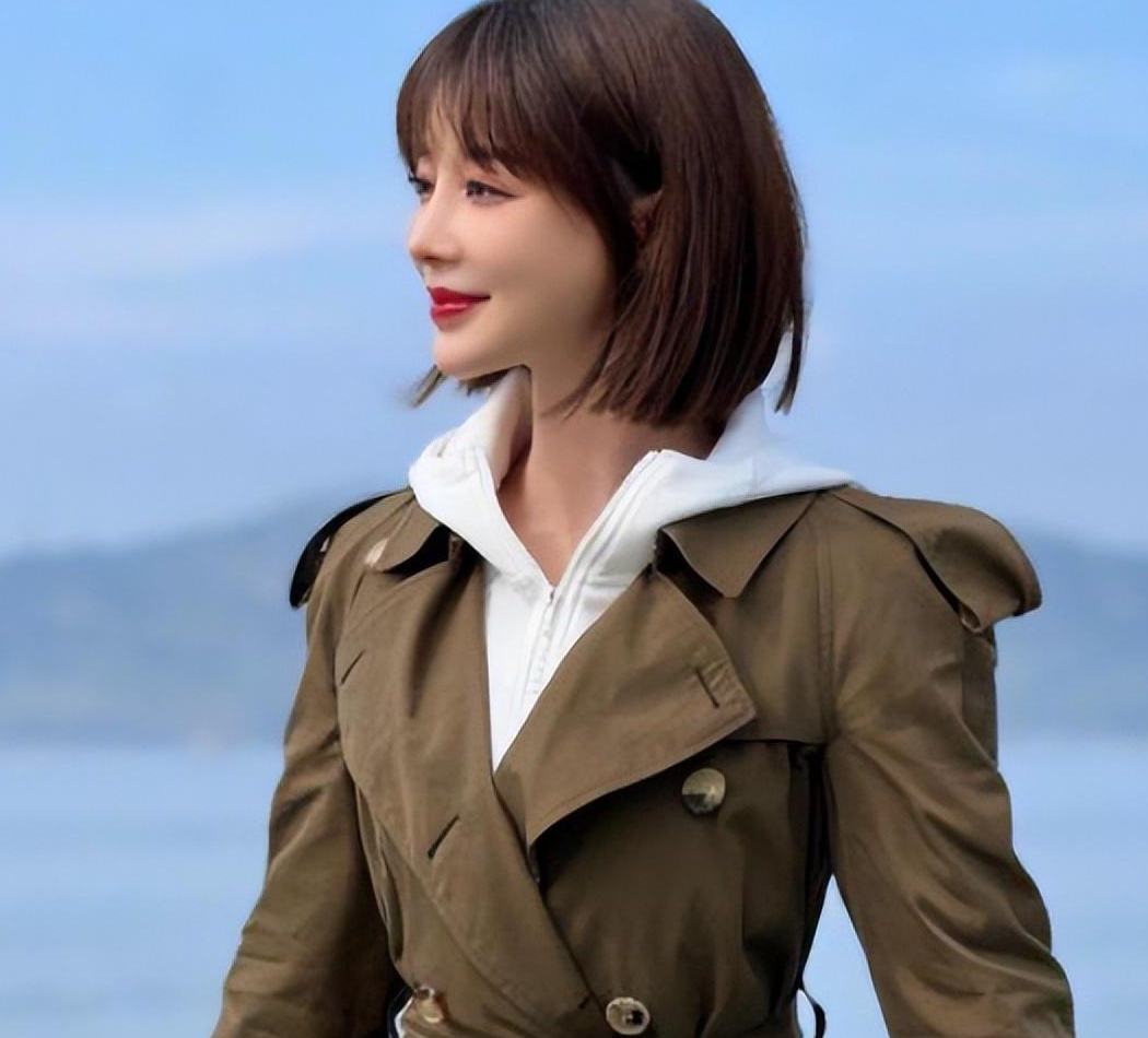 央视主持胡蝶:31岁嫁陆川,婚后分居诞龙凤胎