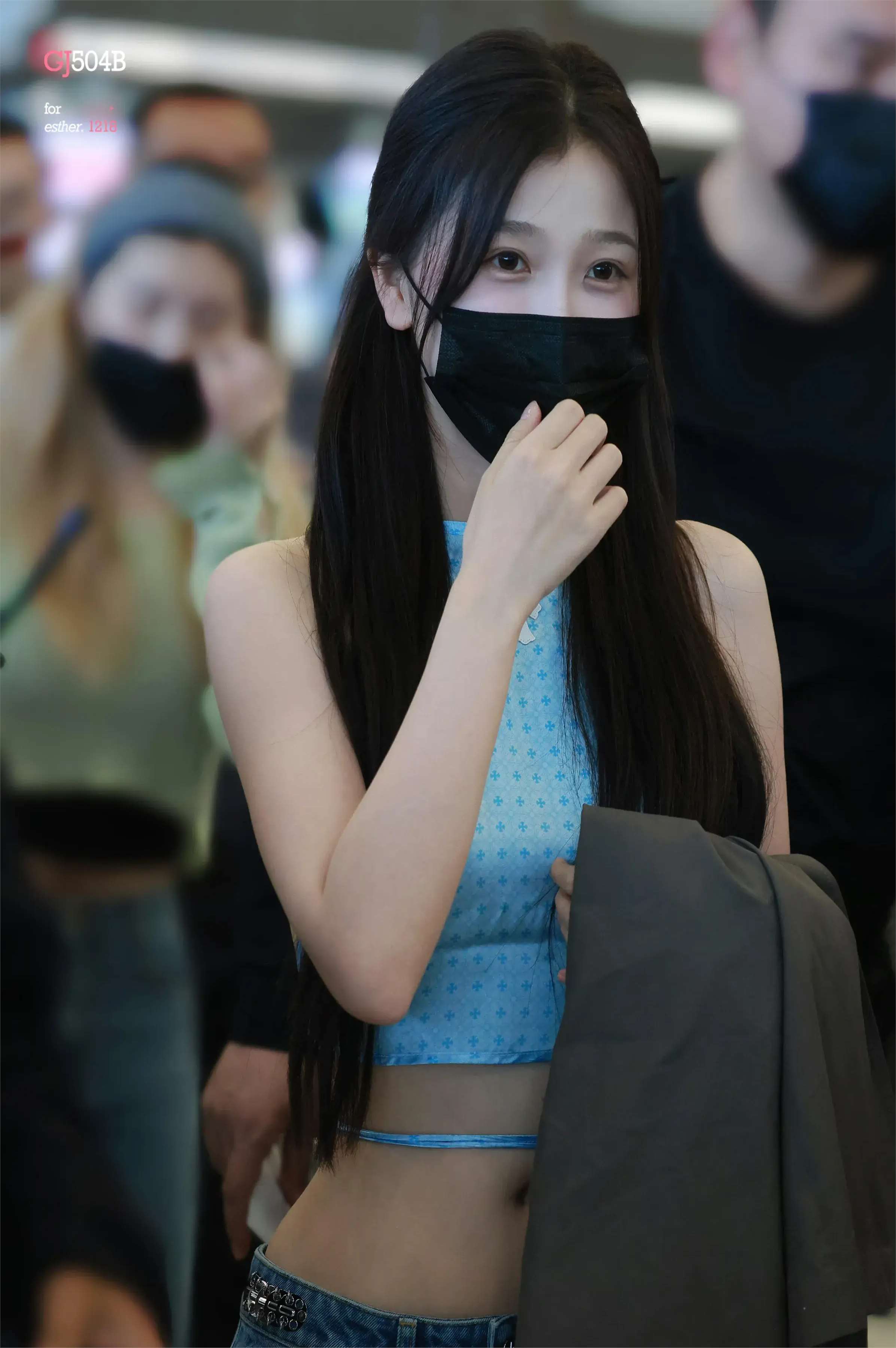 虞书欣最新机场街拍太大胆了!身穿肚兜加牛仔裤,秀火辣身材