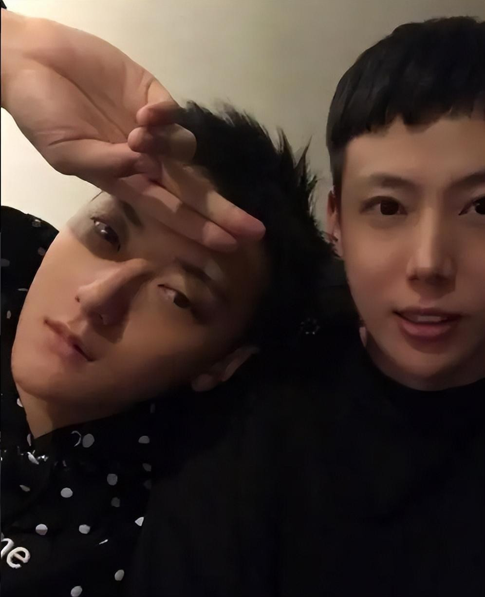 回顾黄子韬:走红后不忘"聋哑"的发小,把他留在身边当助理