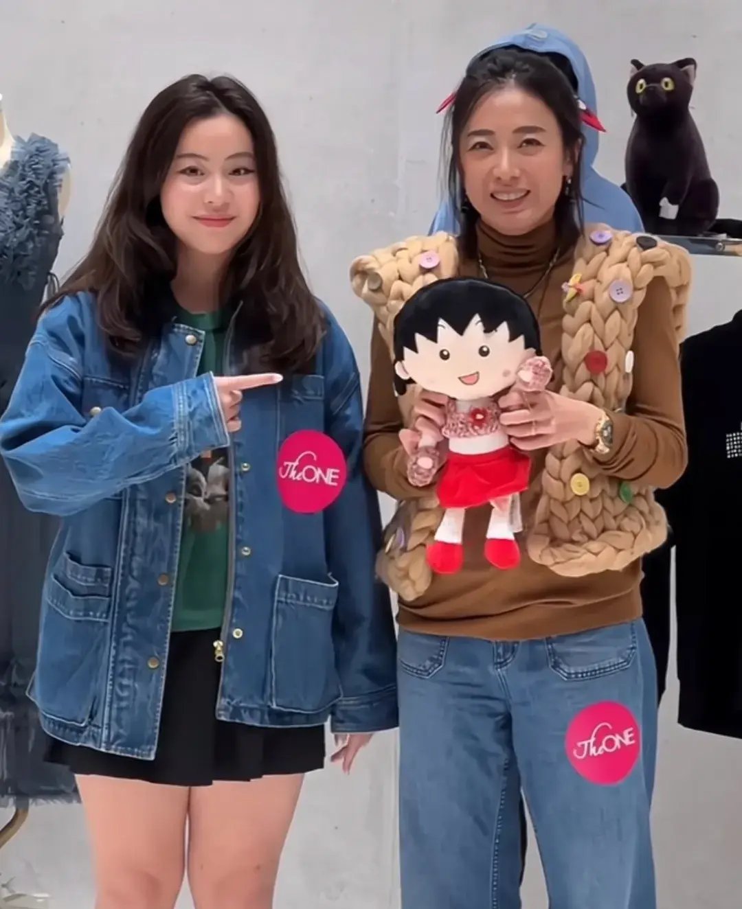 甘比和大女儿刘秀桦同框,刘秀桦展现自信强大气场