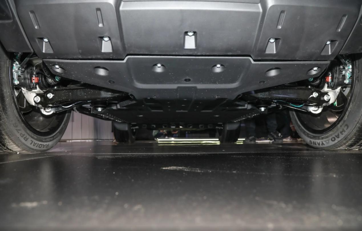 iCAR V23，可选配圆形液晶仪表，方盒子造型带来高电耗问题