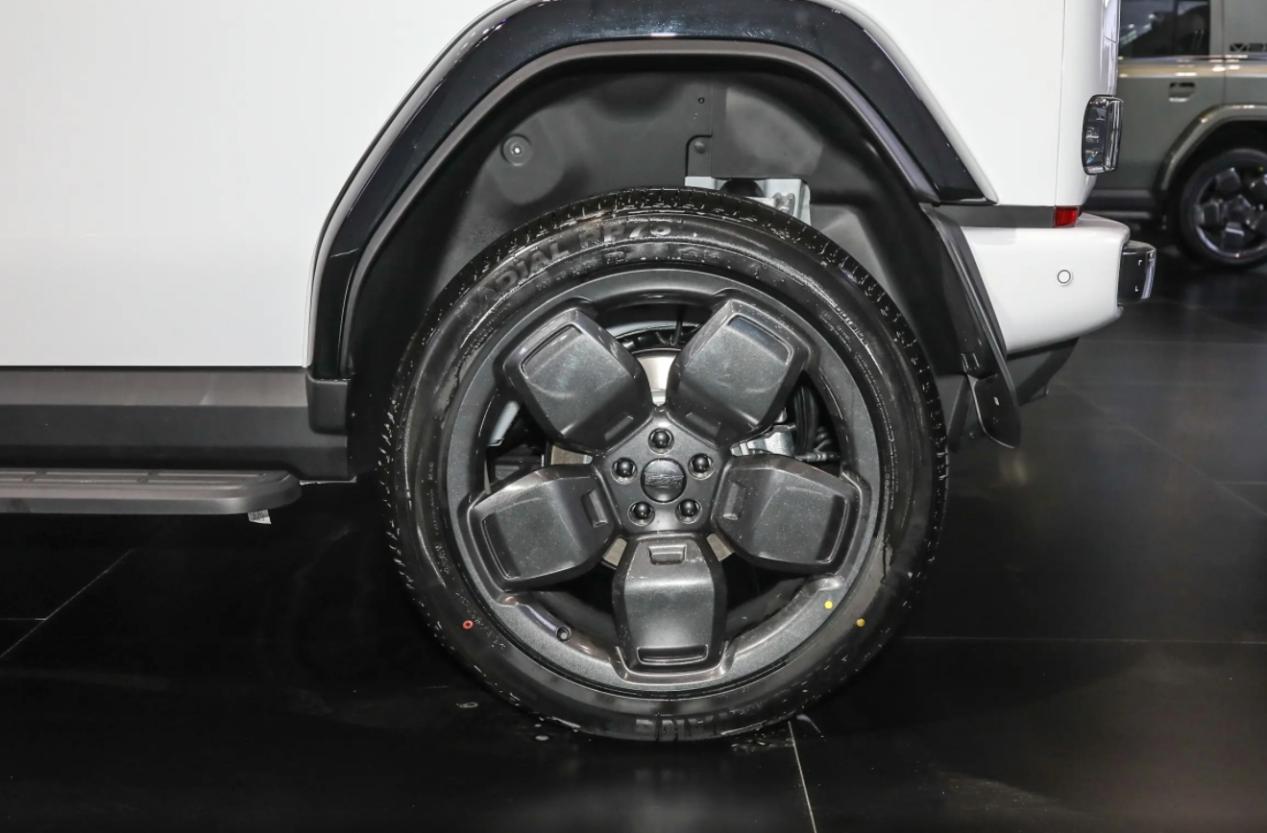 iCAR V23，可选配圆形液晶仪表，方盒子造型带来高电耗问题