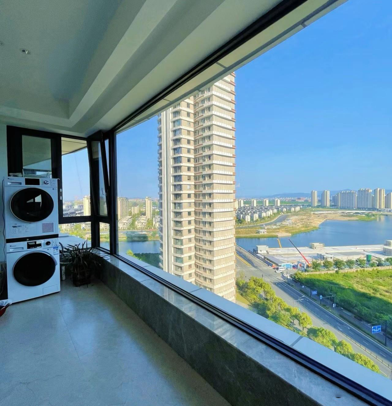 裕璟轩分享:江景海景房大玻璃封阳台装怎样的平开窗才放心安心