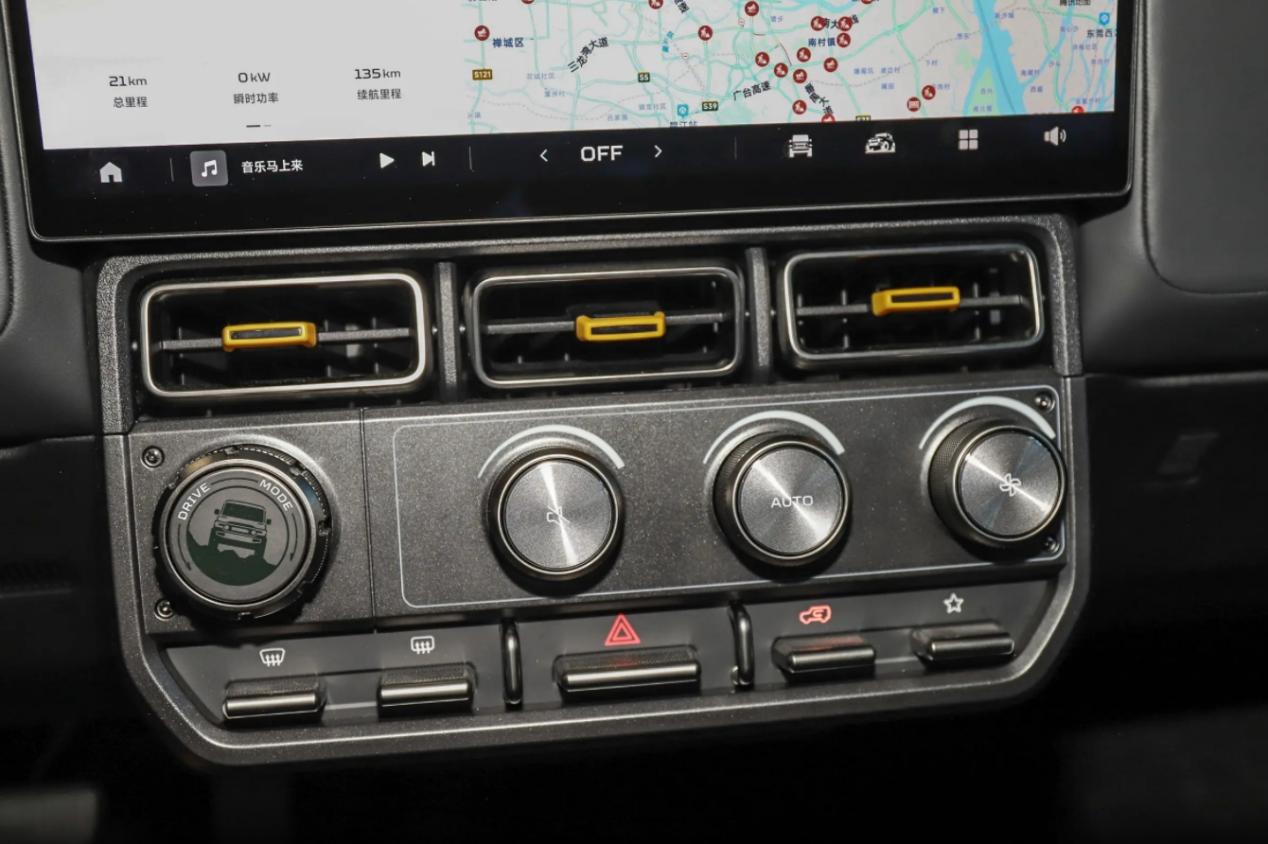 iCAR V23，可选配圆形液晶仪表，方盒子造型带来高电耗问题