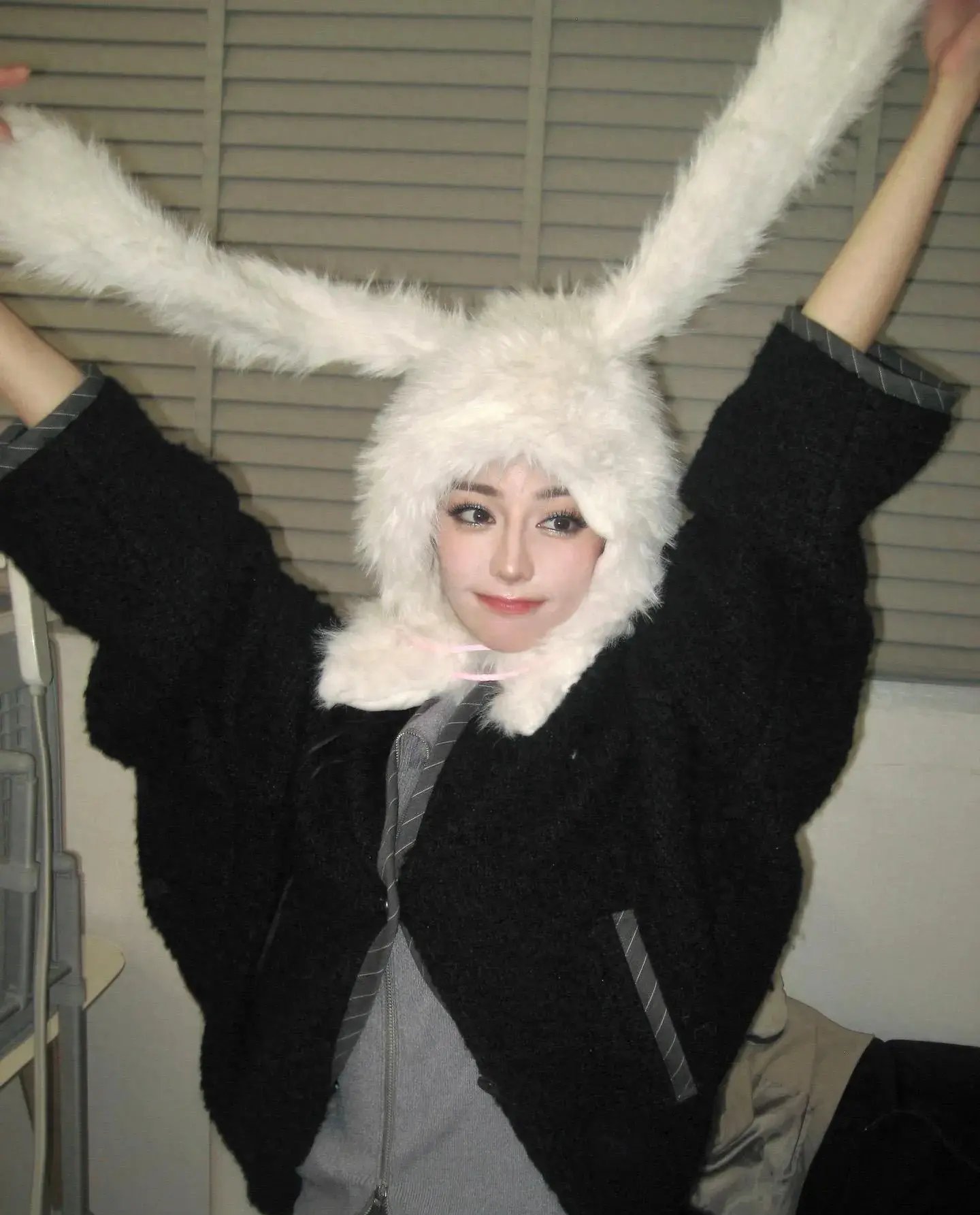 被迪丽热巴惊艳了!兔子头套搭配毛绒外套,精致得像洋娃娃