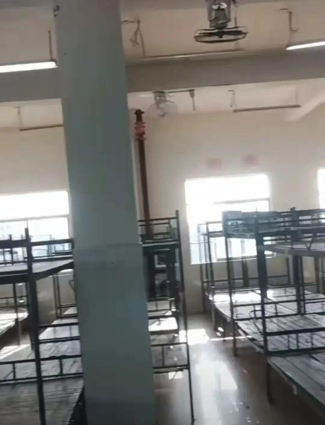 中学宿舍10人间不算少,却有许多方式来解释其正常的住宿条件